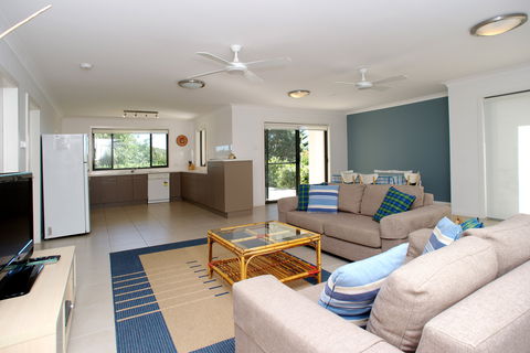 Fingal Bay Beach House - Broome Tourism 1