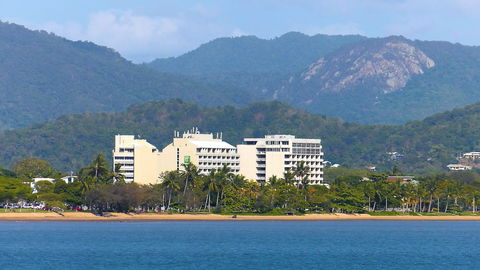 Holiday Inn Cairns Harbourside - Broome Tourism 1