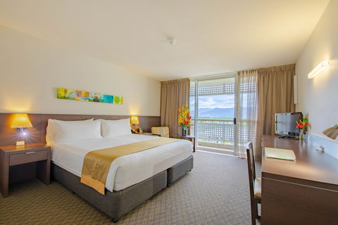 Holiday Inn Cairns Harbourside - Broome Tourism 2