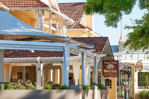 Margaret River Hotel - Broome Tourism 0