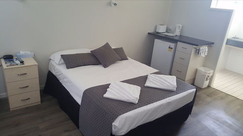 Queens Beach Hotel - Broome Tourism 1