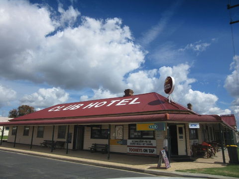 Club Hotel Emmaville - Broome Tourism 0