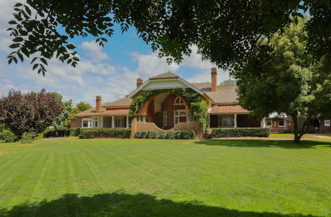 Petersons Guesthouse And Winery - Broome Tourism 0