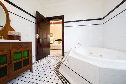 Petersons Guesthouse And Winery - Broome Tourism 1