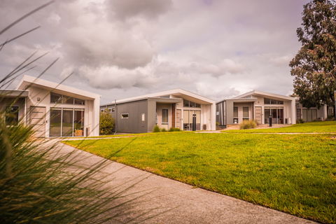 Deakin Waurn Ponds Units - Broome Tourism 1