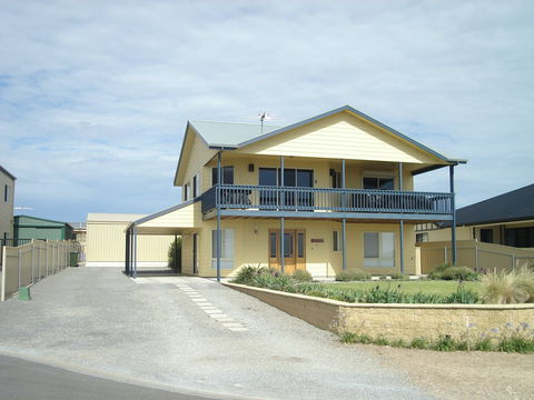 The Ozzie Oyster - Broome Tourism 0