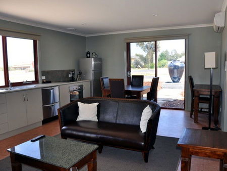 Bairnsdalemotel.com.au - Broome Tourism 3