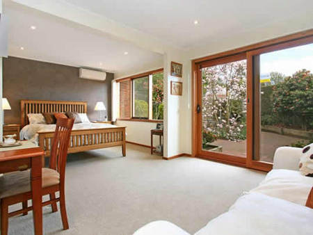 The Courtyard Mt Eliza - Broome Tourism 0