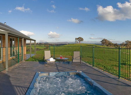 Hut On The Hill Heathcote - Broome Tourism 1