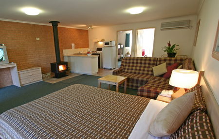 Beachcomber Motel And Apartments - Broome Tourism 1