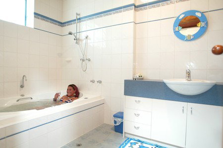 Black Dolphin Townhouse And Apartment - Broome Tourism 4