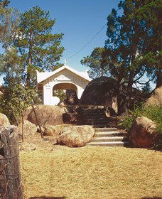 Stanthorpe Soldiers Memorial - Broome Tourism 1