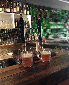 Flat Rock Brew Cafe And Nano Brewery - Broome Tourism 4