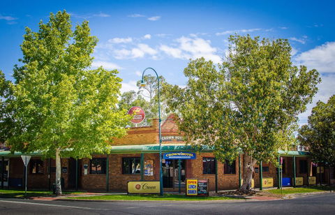 Crown Hotel Wentworth - Broome Tourism 0