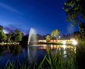 Savannah Visitor Plaza, Taronga Western Plains Zoo Dubbo - Broome Tourism 3