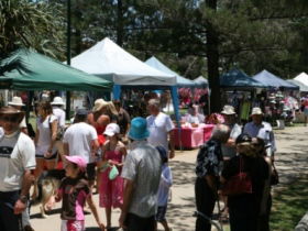 Broadbeach Art And Craft Markets - Broome Tourism 3
