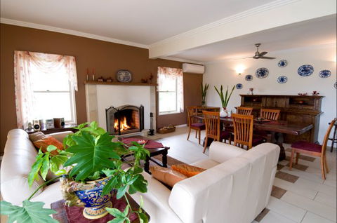 Villa Cavour Bed And Breakfast - Broome Tourism 3