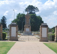 Warwick War Memorial and Gates - Broome Tourism