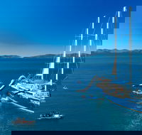 Day Sail the Whitsunday Islands on Atlantic Clipper from Airlie Beach - Broome Tourism