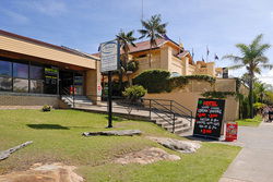 Harbord Beach Hotel - Broome Tourism 3