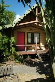 Magnum's Backpackers Bar - Broome Tourism 0