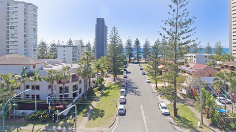 Burleigh On The Beach Holiday Apartments - Broome Tourism 0