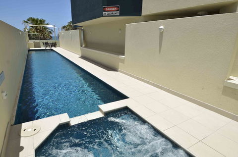 Malibu Mooloolaba - Broome Tourism 6