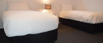 Penguin Seaside Motel - Broome Tourism 3