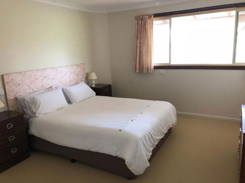 2 Jocelyn Street. Dalmeny - Broome Tourism 6
