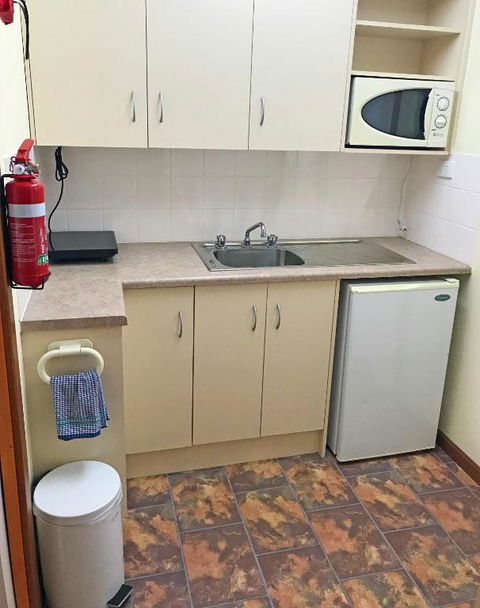 Lake Albert Motel - Broome Tourism 3