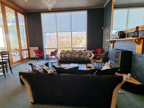 Tumbarumba Motel & Elms Restaurant - Broome Tourism 1