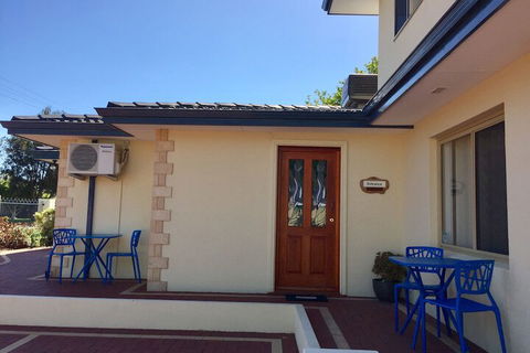 The Royal Dolphin B&B In Safety Bay - Broome Tourism 1