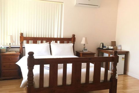 The Royal Dolphin B&B In Safety Bay - Broome Tourism 6