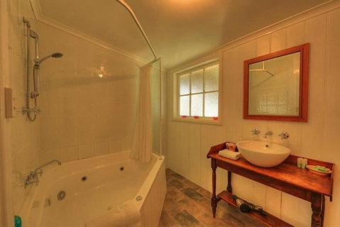 Grace's Spa Cottage - Broome Tourism 3
