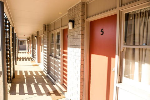 Hotel Canobolas Motel & Units - Broome Tourism 1