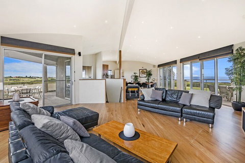 HEARNS BEACH HOUSE - Broome Tourism 1