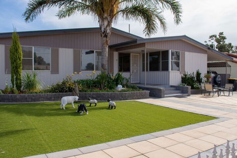 Chrissies Palace Hostel - Broome Tourism 1
