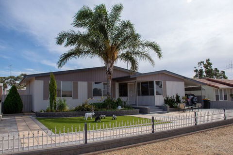Chrissies Palace Hostel - Broome Tourism 2
