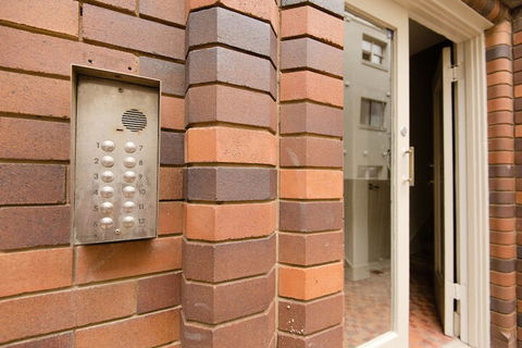 Ocean Front Building On Bondi Beach - Broome Tourism 2