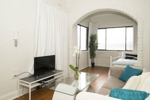 Ocean Front Building On Bondi Beach - Broome Tourism 0