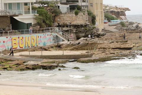 Ocean Front Building On Bondi Beach - Broome Tourism 7