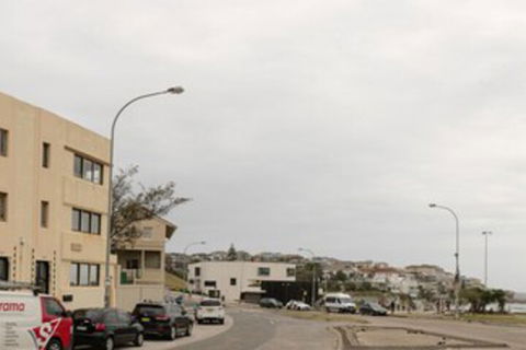 Ocean Front Building On Bondi Beach - Broome Tourism 6