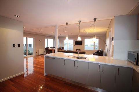 Sunny Sandy Bay Apartment - Broome Tourism 4