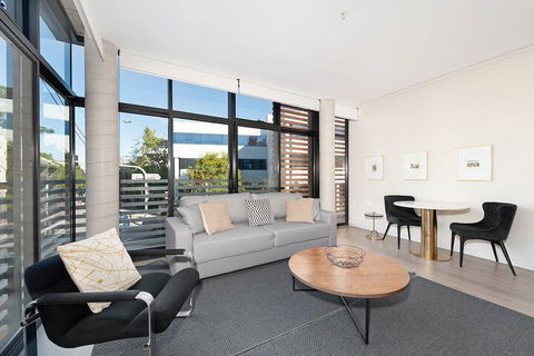 Uber Chic Newtown Designer Pad H392 - Broome Tourism 2