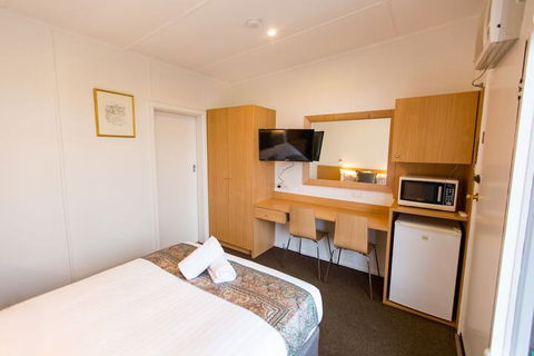 Fox On The Run - Motel Kilmore - Broome Tourism 5