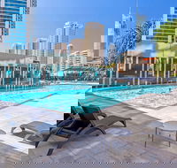 Sealuxe - Central Surfer Paradise Seaview Deluxe Spa Apartment - Broome Tourism