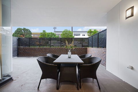 Peaceful Water Side Retreat With Huge Courtyard - Broome Tourism 5