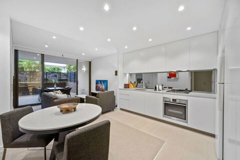 Peaceful Water Side Retreat With Huge Courtyard - Broome Tourism 4