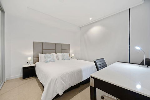 Peaceful Water Side Retreat With Huge Courtyard - Broome Tourism 1