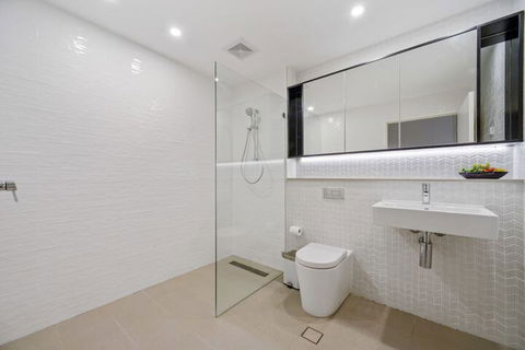 Peaceful Water Side Retreat With Huge Courtyard - Broome Tourism 2